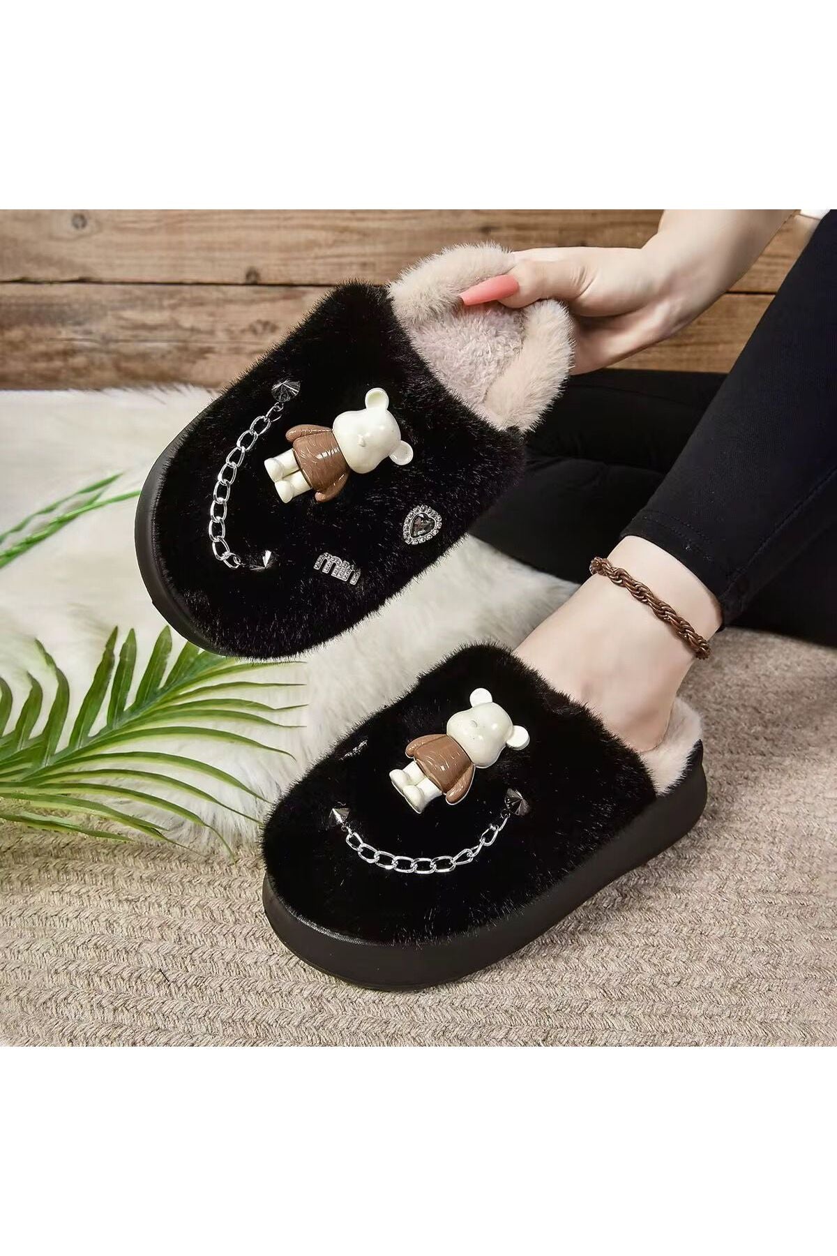 Papuci de casă din pluș cu ursuleț, căptușeală pufoasă și lănțișor decorativ – papuci de damă
