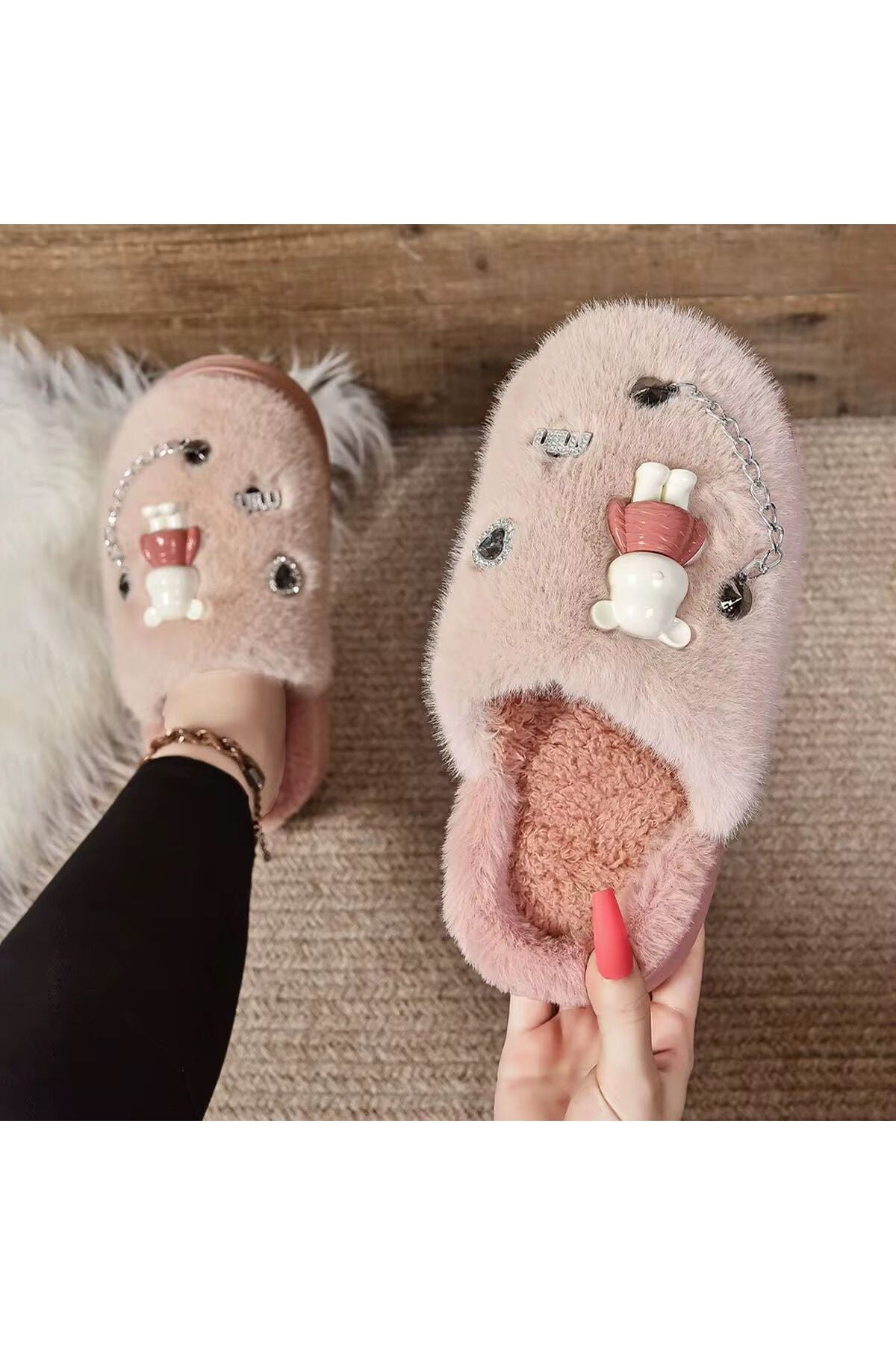 Papuci de casa plusati cu ursulet, caprusea pufoasa și lanț decorativ – papuci de dama