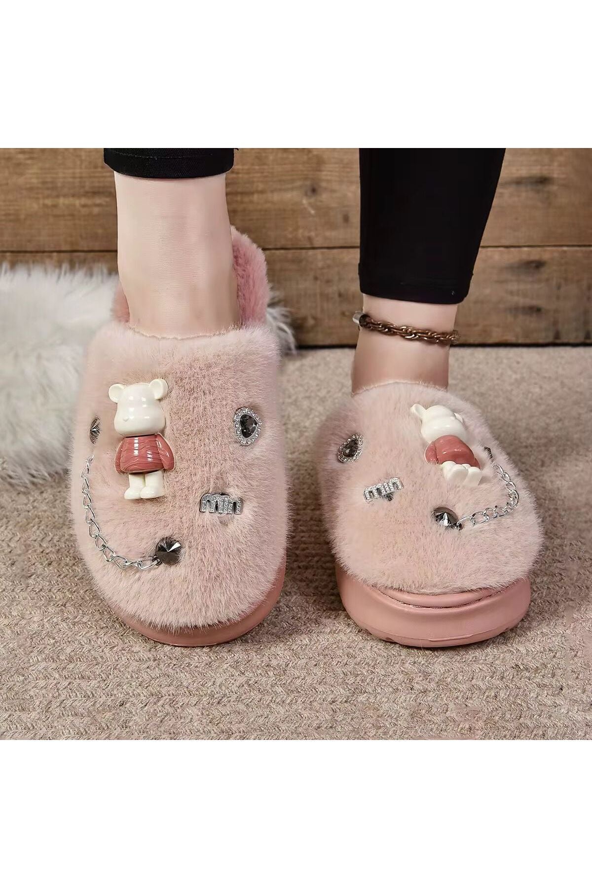 Papuci de casa plusati cu ursulet, caprusea pufoasa și lanț decorativ – papuci de dama